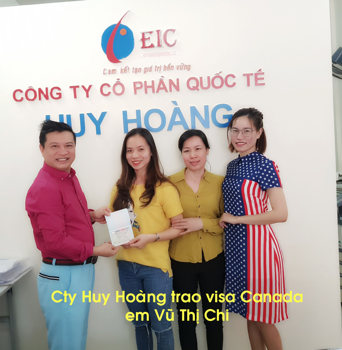 TGĐ trao visa du học Canada em Vũ Thị Chi cùng mẹ (giữa)
